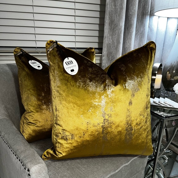 1-NWT CALLISTO HOME METALLIC GOLD VELVET DECORATIVE PILLOW